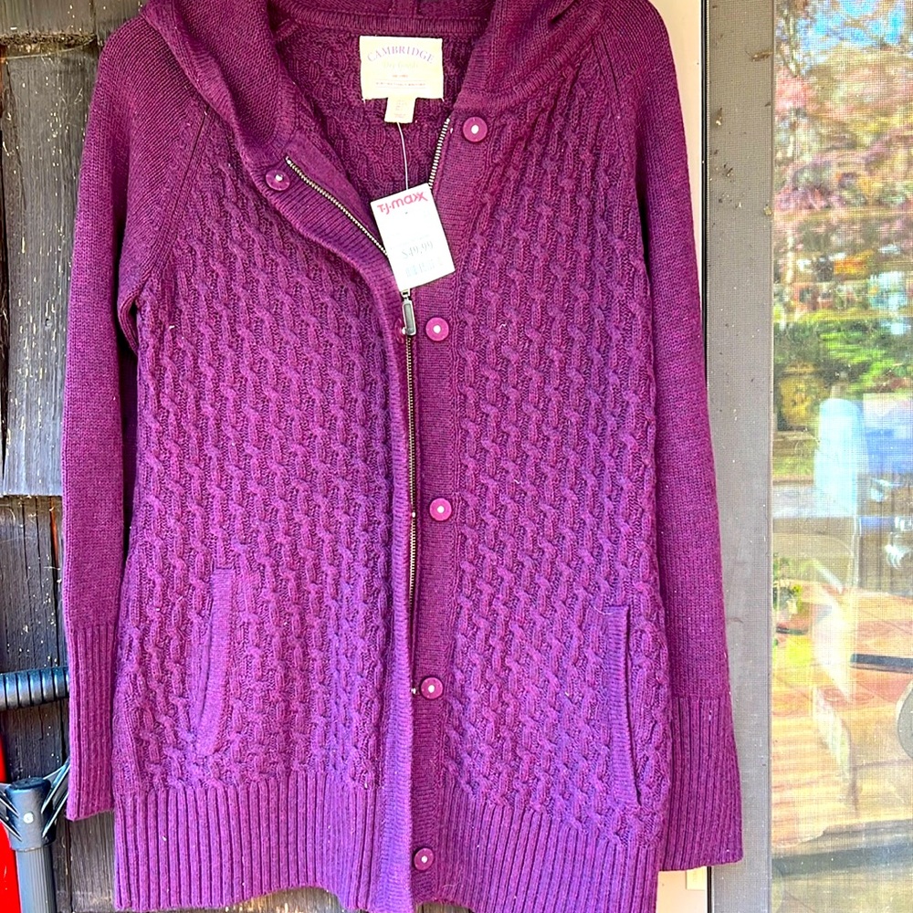 NWT Cambridge Dry Goods zippered hooded soft sweater. Side pockets. Size Large.